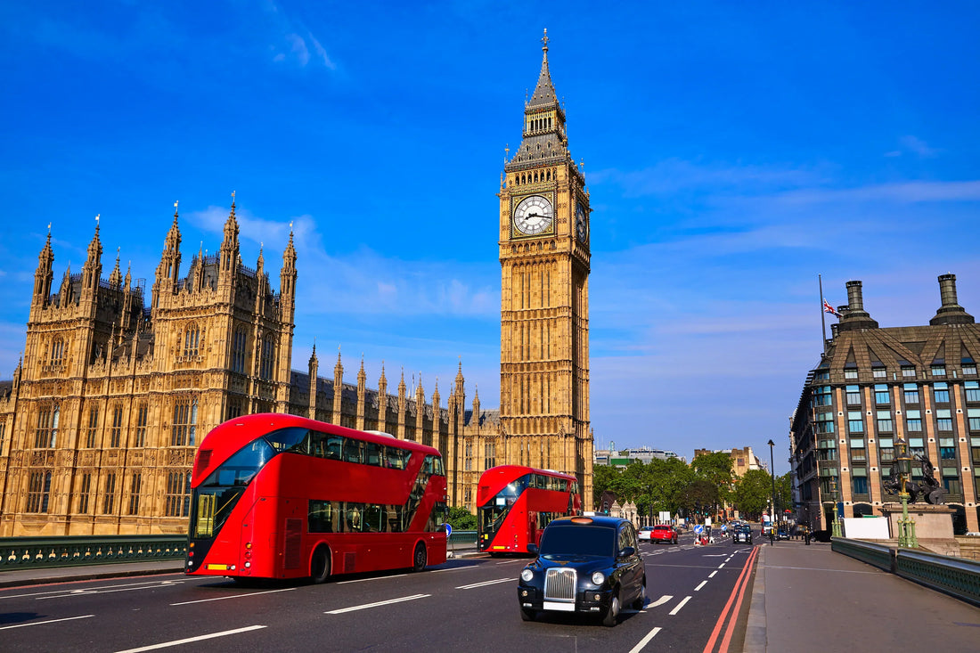 Big Ben i London med en röd buss som kör förbi
