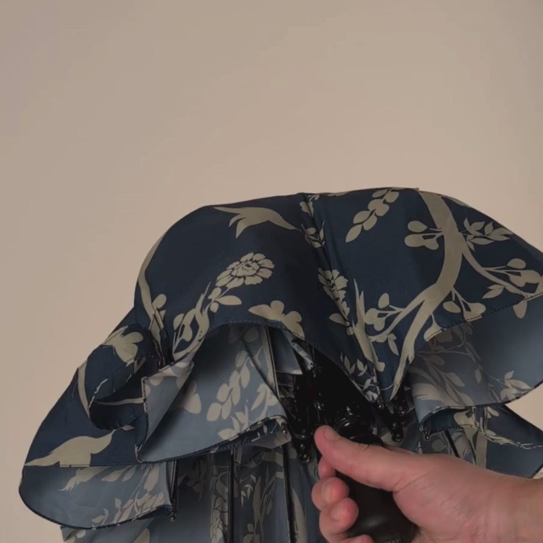 Ladda video: Litet paraply med automatisk öppning och stängning